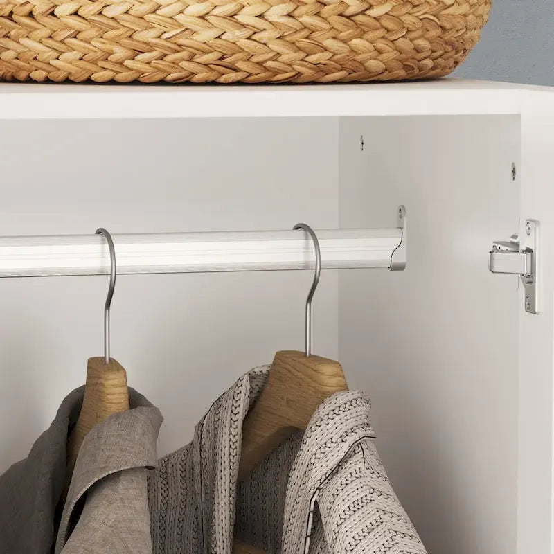 47.2W Armoire à trois portes, deux tringles et poignées florales